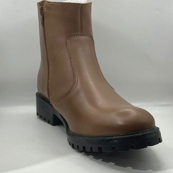 Bota Feminina Coturno Couro Bico Redondo Zíper Enfeite E Zíper De Abrir - Imagem 4