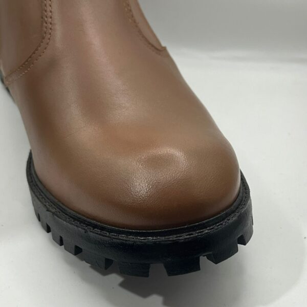 Bota Feminina Coturno Couro Bico Redondo Zíper Enfeite E Zíper De Abrir - Imagem 3