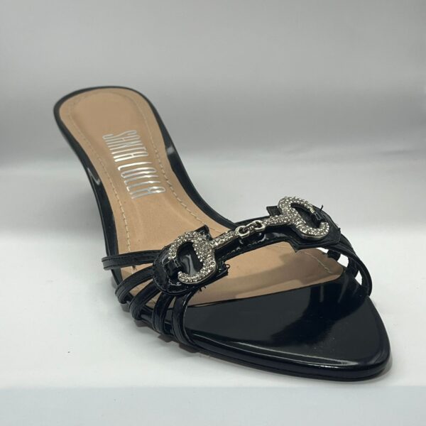 Mule Em Verniz Cravejado De Cristais