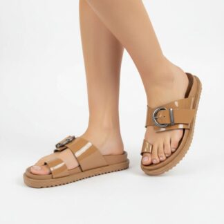 Sandália Papete Flat Caramelo em Verniz com Fivela e Dedo